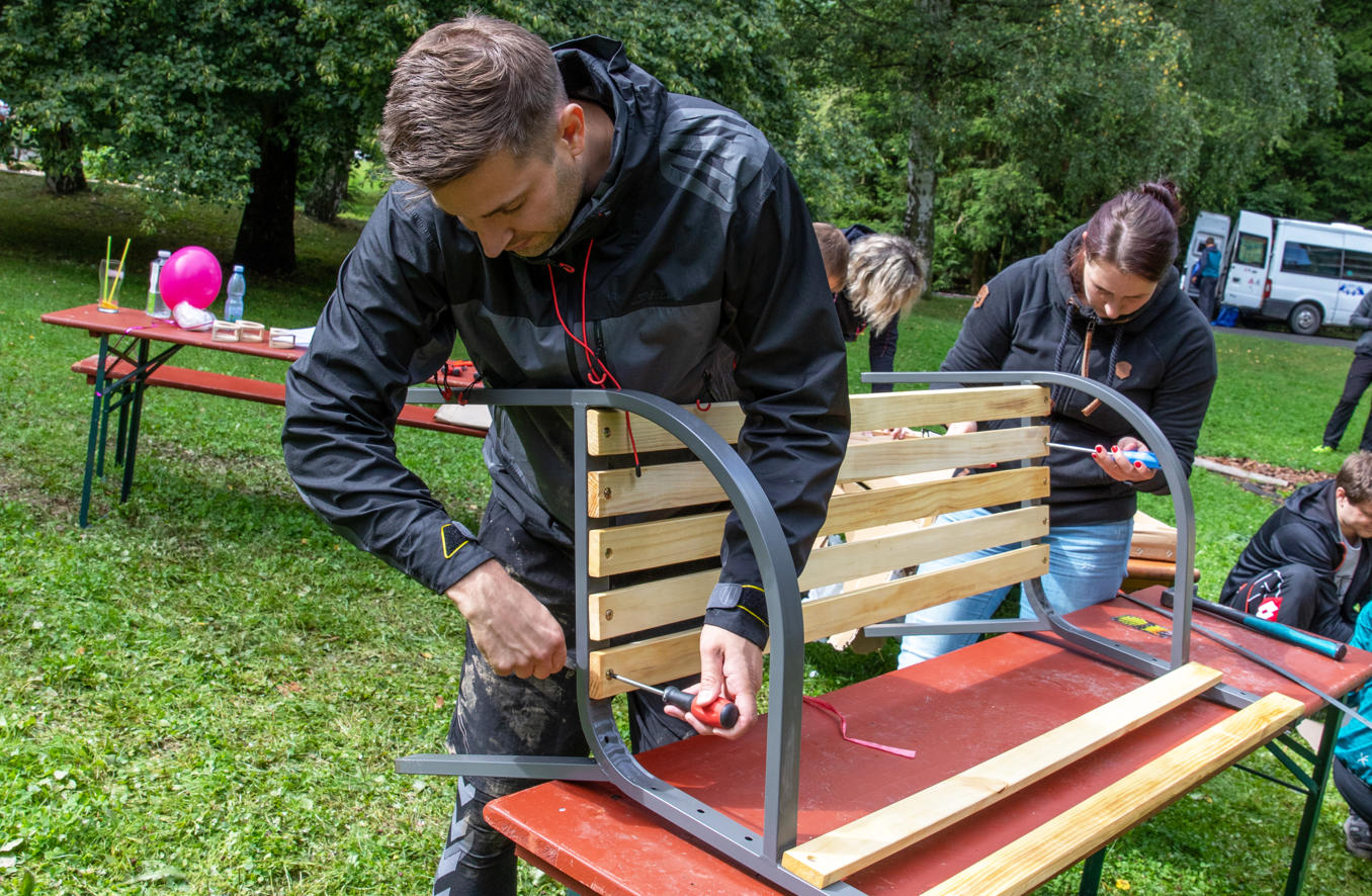 ABRA teambuilding: stavění laviček