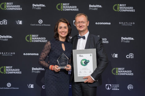 Monika Vondráková a Jaroslav Řasa prevzali za ABRA Software ocenenie Czech Best Managed Companies za rok 2021